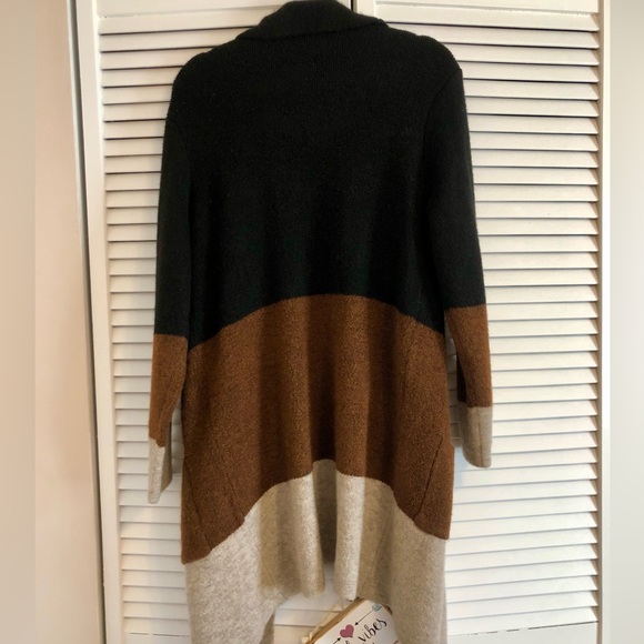 Neutral Colorblock Sweater with pockets - Picture 2 of 5